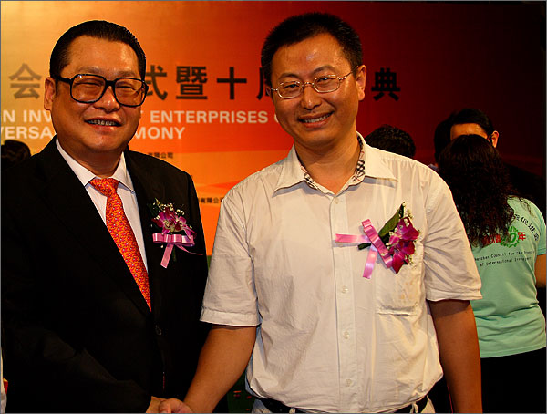 深圳市黑眼睛廣告有限公司文總和深圳市委常委、副市長、外運(yùn)會(huì)組委會(huì)主任陳應(yīng)春親切握手留影