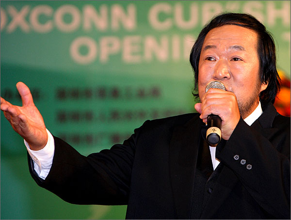 外運(yùn)會(huì)開幕式上由國家一級演員、著名男高音歌唱家、深圳東方英文書院音樂教師劉傳義