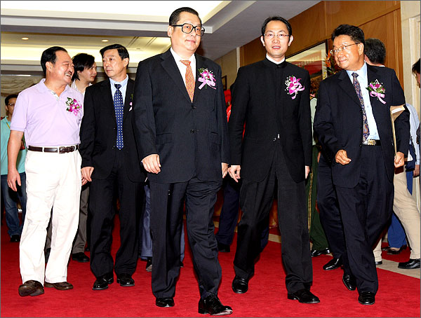 深圳市委常委、市政府副市長、外運(yùn)會(huì)組委會(huì)主任陳應(yīng)春、與會(huì)其他領(lǐng)導(dǎo)步入會(huì)場